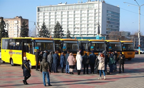 Громади отримали нові шкільні автобуси, а місцеве підприємство замовлення