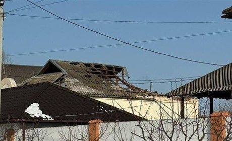 На Херсонщині окупанти завдали ударів по житлових будинках, адмінбудівлі та автівці