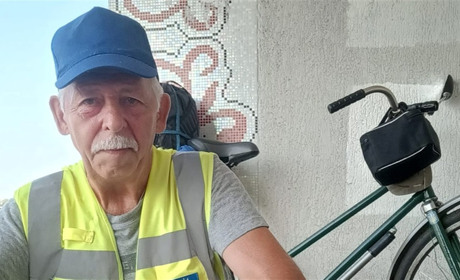 Пенсіонер з Полтавщини їде велосипедом у Закарпаття, щоб зібрати кошти на ЗСУ: підтримайте