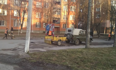 В Барі почали «латати» дороги 