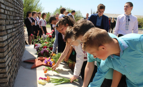 Учні Хорошівської школи відвідали Обеліски героям Другої світової війни