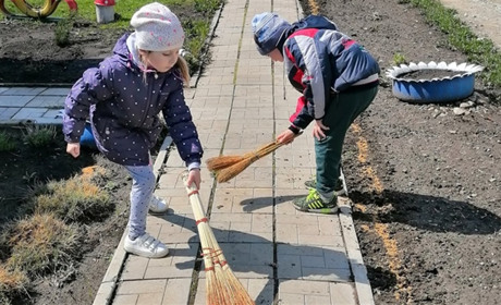 Вихованці і вихователі Лантратівського садочка власноруч озеленили довкілля