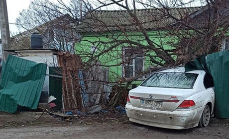 Друга аварія за добу: авто розтрощило будинок у центрі Фастова (оновлено)