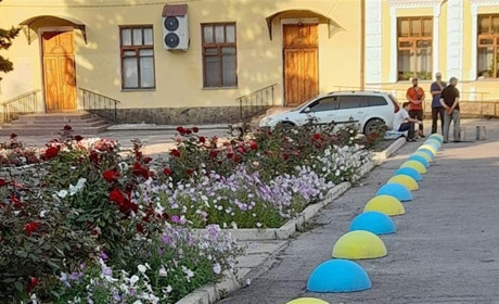 В Краснограді на Малій площі встановили антипаркувальні напівсфери та уточнили, де вони ще потрібні