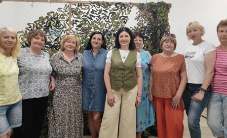 «Я не можу бути на війні, але можу плести сітки»: як волонтерки збирають у ГБО щоб допомогти воїнам