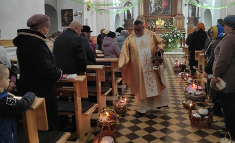 У костелі Йоана Хрестителя провели Великодню літургію