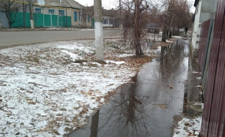 Порив водогону на Конституції у Сватовому і досі не ліквідували: частина міста без води