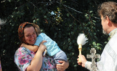 Мелитопольцы несут в храмы фрукты: Яблочный Спас - радуйтесь и преображайтесь к лучшему