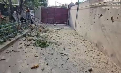 Зранку ворог ударив по Херсону: є постраждалі і пошкодження (відео)