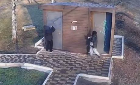 Вандалізм у Південноукраїнську: молоді люди розмальовують туалет у парку «Олімп». Хто вони?