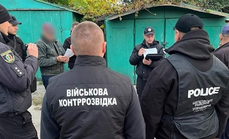 У Славуті засудили чоловіка, який займався нелегальною переробкою та продажем зброї