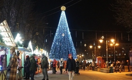 У Хмельницькому відкрили Різдвяний ярмарок і облаштували зимову гірку