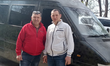 Батько й син – підприємці з Чортківщини відправили бус для військових ЗСУ