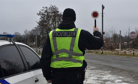 У Славуті поліцейські нагадали водіям правила перетину залізничних переїздів