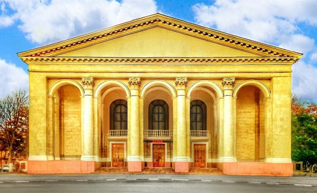 В херсонському драмтеатрі росіяни облаштували склад боєприпасів