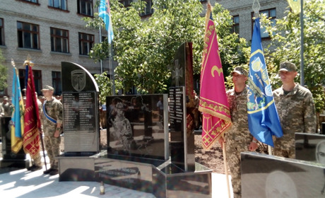 «Герої не вмирають. Чому так рано йдуть?»