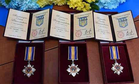 У Старокостянтинівській громаді передали державні нагороди родинам полеглих Героїв