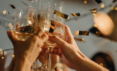 Родина Севостьянових запрошує у кафе «Мисливська ватра» смачно поїсти і подивитися кіно