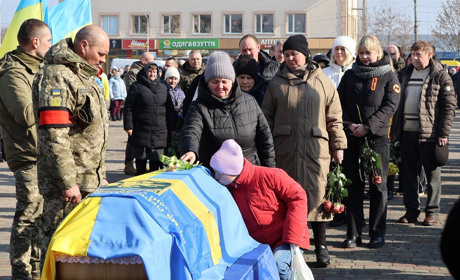 У Сарнах попрощалися з військовослужбовцем єгерської бригади Дмитром Бакутою