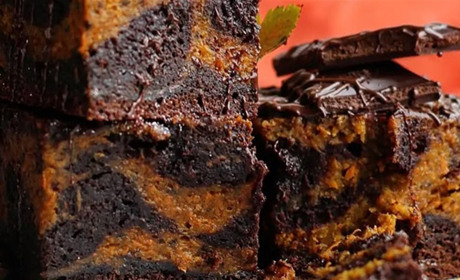 Готуємо сьогодні оксамитовий дует "Шоколадна осінь": брауні з ніжною гарбузовою начинкою