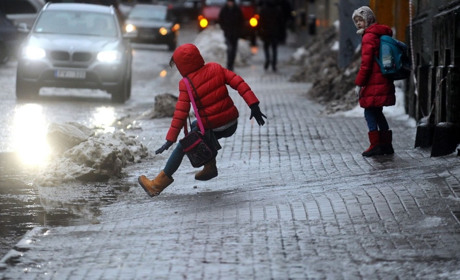 Послизнулися і впали? Як вберегтися від трамв та якою має бути перша допомога