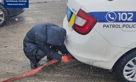 Сарненські патрульні взяли маршрутку на буксир