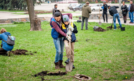 Акция "Свої гаї" в Торецке: горожане высадили около 80 саженцев из 12 городов Украины
