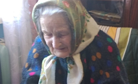 На Корюківщині жінка з села Жукля допомагає військовим у свої 93 роки
