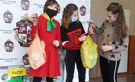 Сортуй заради життя: петропавлівські вчителі та учні провели екологічну акцію