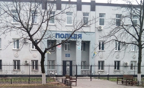 Секретаря Новокаховської міськради посадили у підвал