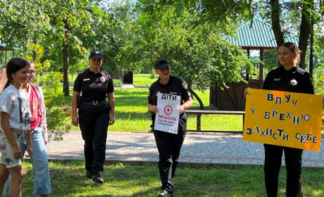 «Не стань зброєю у руках ворога»: у Нетішині поліцейські навчали протидіяти загрозам вербуванння