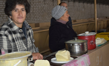 У Переяславі на базарі ціни на молочні продукти тримаються на рівні літніх ВІДЕО