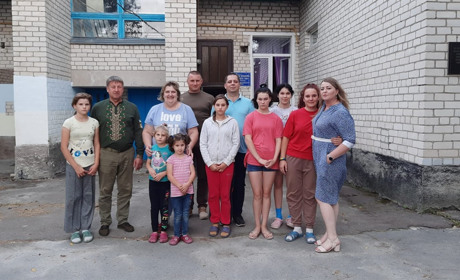 "Жіноче царство": у Гульську у дитячому будинку сімейного типу родини Барбух 8 дівчат