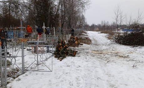У Золотоноші комунальники розчищають старе кладовище від заростей. І так вже 2 тижні
