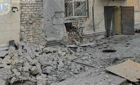 Російські терористи атакували Херсон: поцілили по території медзакладу та зупинці транспорту (ФОТО)
