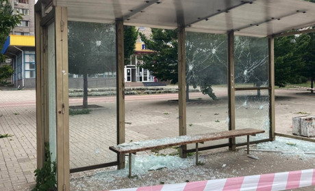 Російські касетні снаряди влучили в зупинку транспорту у Миколаєві: є загиблі та поранені. Оновлено