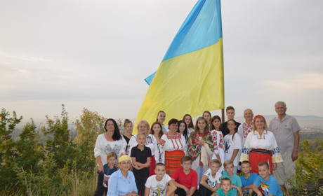 Великий прапор України встановили жителі села Ревне на горі Сповзь
