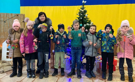 У Переяславі дітей розраджують під час війни заняттями в різдвяній майстерні: ВІДЕО