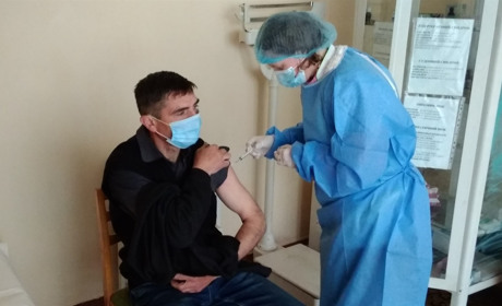 ​​​​​​​Переяславських педагогів вакцинували від COVID-19 у школі, а немічних – удома