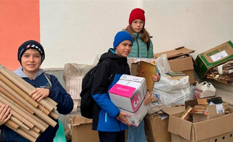 Новини воєнного часу.Старокостянтинівщина. Зібрали макулатуру, презентували посібник, провели бесіду