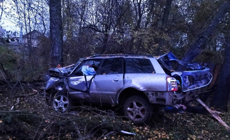 Суд виніс вирок глухівчанину по ДТП на Покровській. Тоді авто з чотирма людьми врізалося в дерево