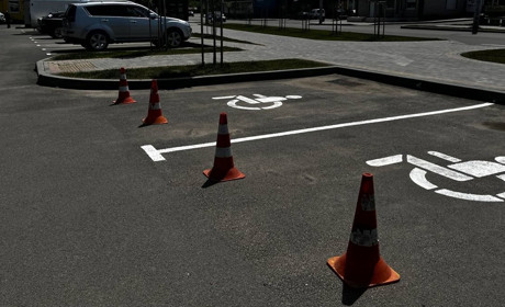 У Барі з'явилися перші паркомісця для людей з інвалідністю та триває ямковий ремонт доріг