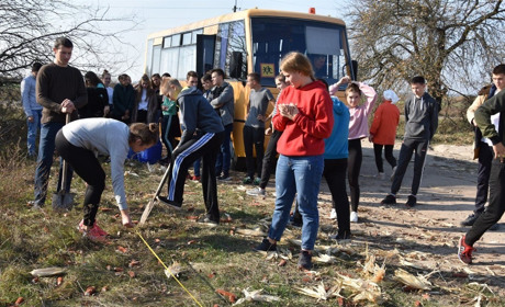 У Городці під час проведення акції «Посади і збережи дерево» місцеві школярі висаджували каштани
