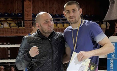Фото дня: лозівчанин Василь Сорокін виборов "золото" на чемпіонаті України з таїландського боксу