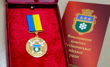 Герої живуть, доки про них пам'ятають: рідним загиблих Героїв-земляків вручили посмертні відзнаки