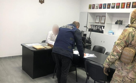 Житель Білопілля постане перед судом за переправлення "ухилянтів" за кордон, хабарі та збут зброї