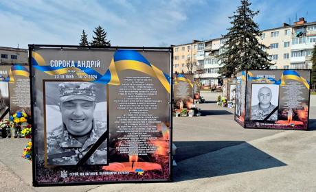 У Чорткові встановили два нових куби з портретами загиблих Героїв