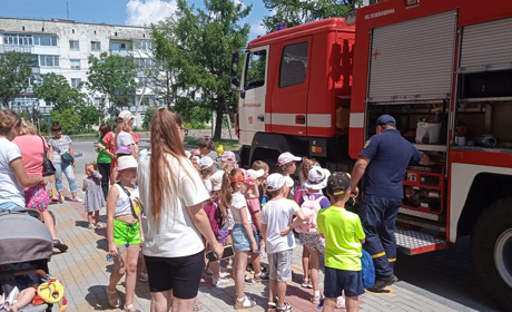 Пожежна техніка і поліцейські машини біля Фортеці: дітям нагадали про основні правила безпеки
