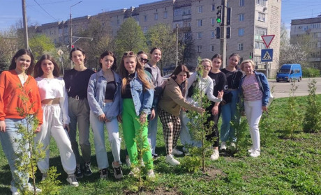 Випускники Глухова продовжують озеленяти місто на знак незламності