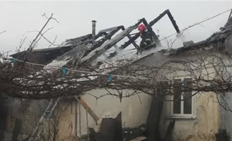 У Славуті вогнеборці ліквідували пожежу в житловому будинку